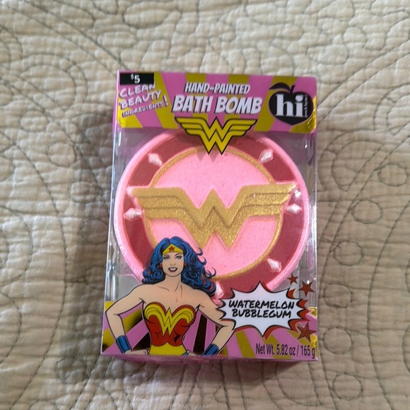 Wonder Woman NIB Hand-Painted Bath‎ Bomb - Picture 1 of 3